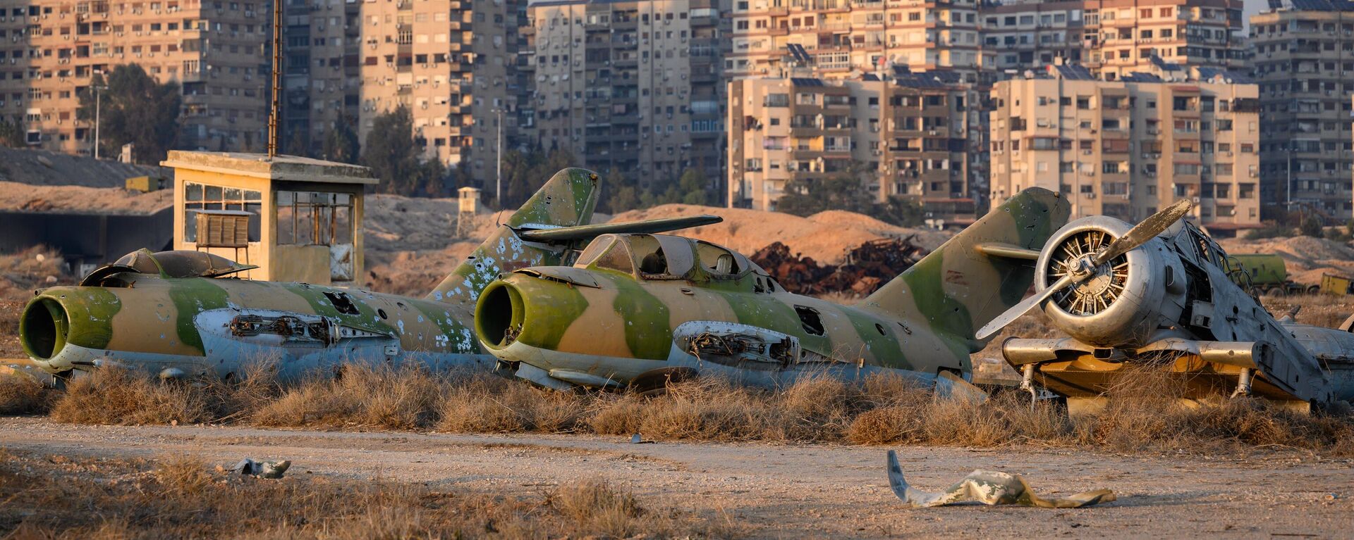 تدمير طائرات سورية في غارة جوية إسرائيلية بالقرب من مدرج مطار المزة العسكري، سوريا - سبوتنيك عربي, 1920, 07.05.2025