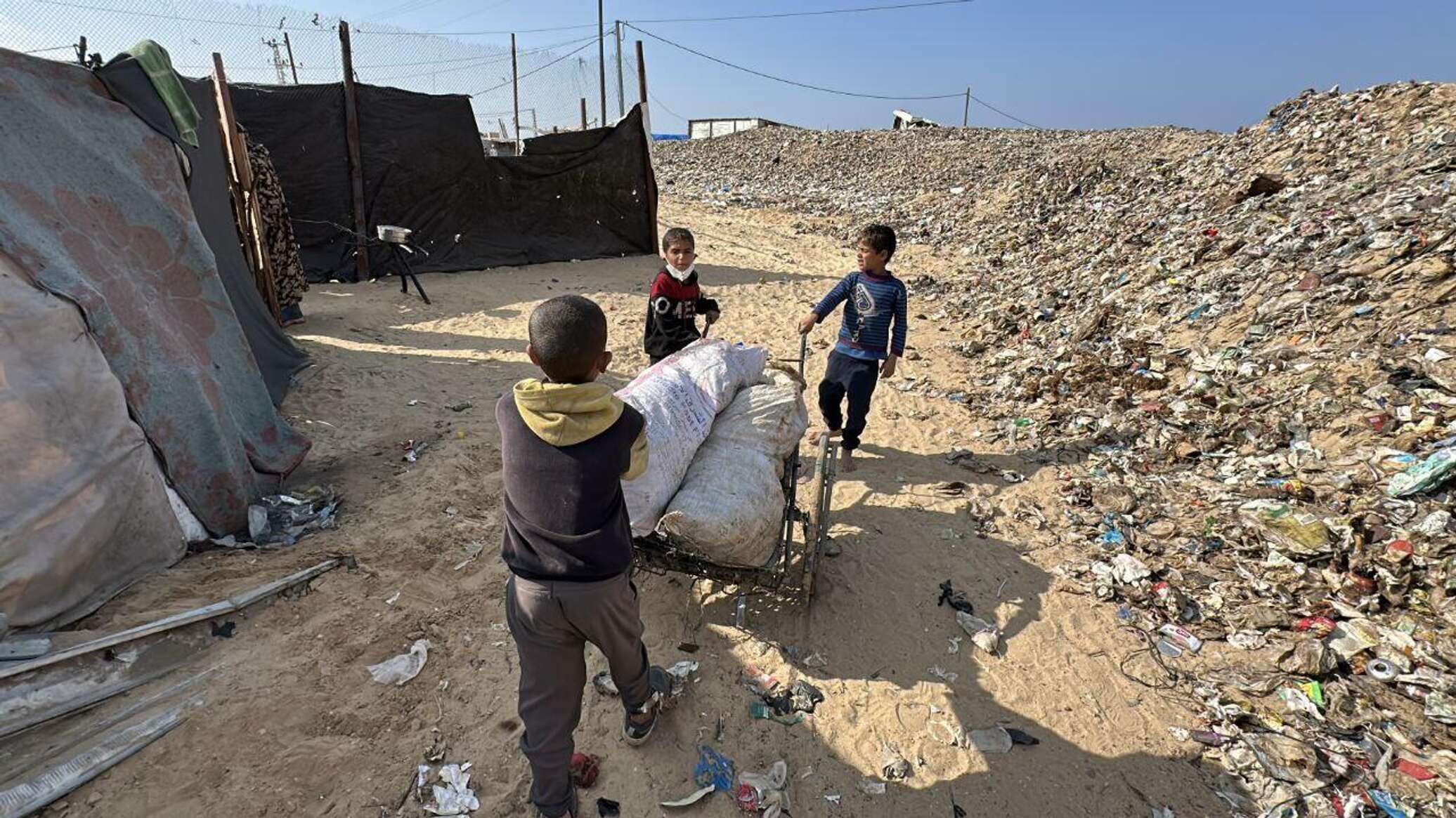 تفاقم الوضع الإنساني للنازحين من شمالي القطاع في مخيمات الجوع والبرد في غزة