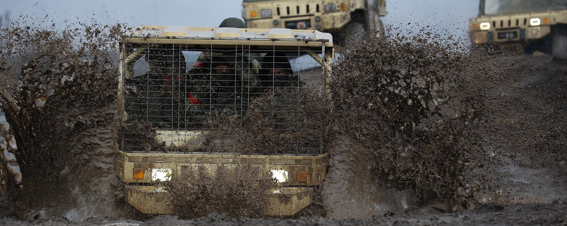 التدريب القتالي للوحدات الهجومية وأطقم الآليات العسكرية في ساحة تدريب مشتركة على الأسلحة في إقليم كراسنودار، روسيا - سبوتنيك عربي, 1920, 29.03.2026