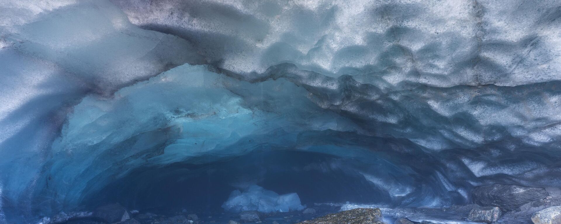 تتدفق المياه من كهف جليدي ضخم - سبوتنيك عربي, 1920, 18.12.2024