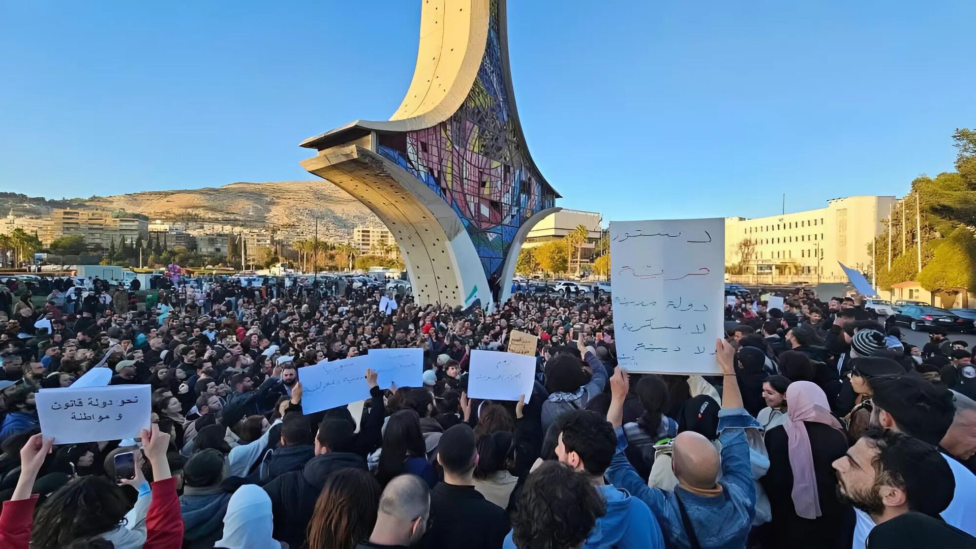 السوريين يتظاهرون في دمشق للمطالبة بـدولة ديمقراطية مدنية - سبوتنيك عربي, 1920, 19.12.2024