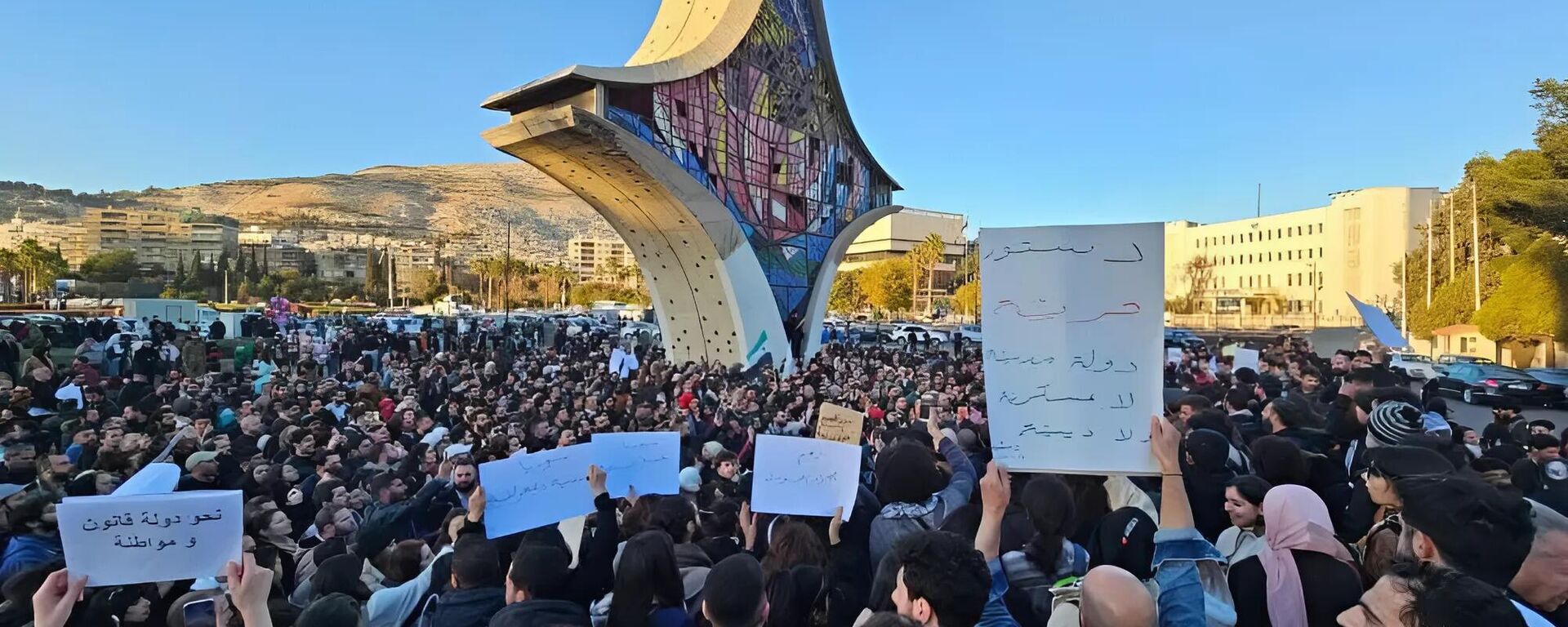 السوريين يتظاهرون في دمشق للمطالبة بـدولة ديمقراطية مدنية - سبوتنيك عربي, 1920, 19.12.2024