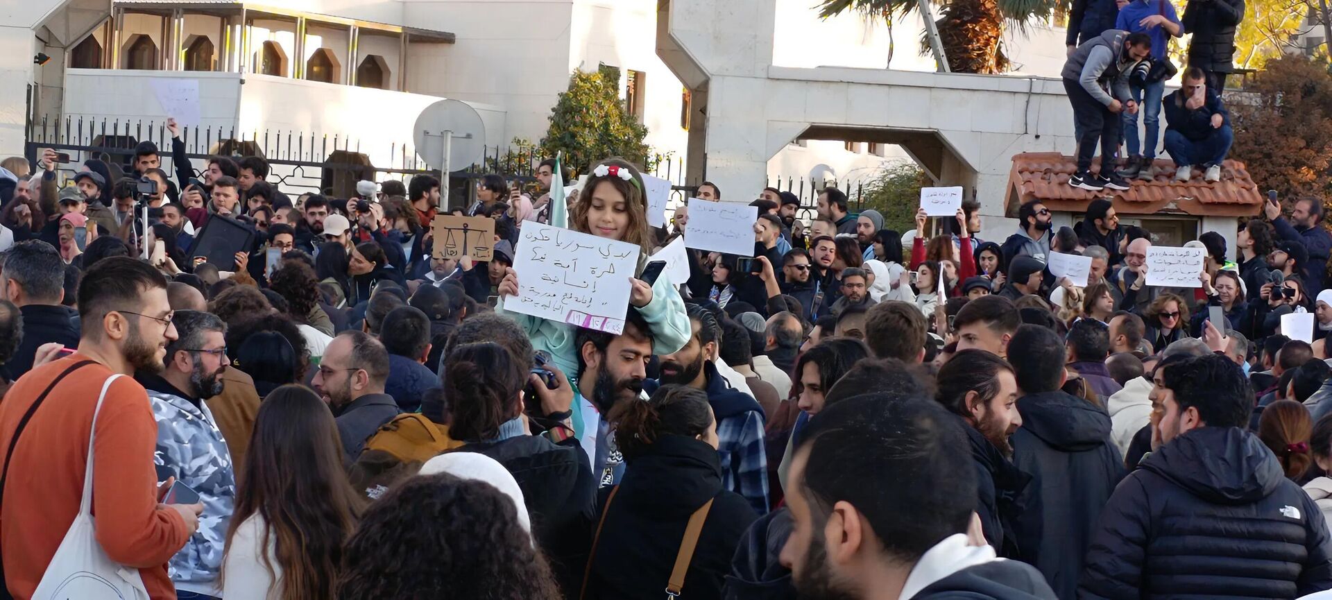 السوريين يتظاهرون في دمشق للمطالبة بـدولة ديمقراطية مدنية - سبوتنيك عربي, 1920, 19.12.2024