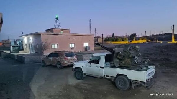 قوات حكومة دمشق الجديدة تدخل الحدود الإدارية لمحافظة الرقة  - سبوتنيك عربي