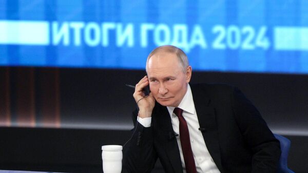 الرئيس الروسي فلاديمير بوتين، يوم الخميس، 19 ديسمبر/ كانون الأول، يجرى حوار الخط المباشر السنوي مع المواطنين الروس، يناقش فيه الوضع في البلاد وقضايا السياسة الاقتصادية والداخلية والخارجية
 - سبوتنيك عربي