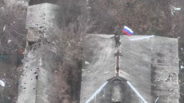 رفع العلم الروسي في بلدة نوفوبوستينكا في دونيتسك بعد تحريرها - سبوتنيك عربي