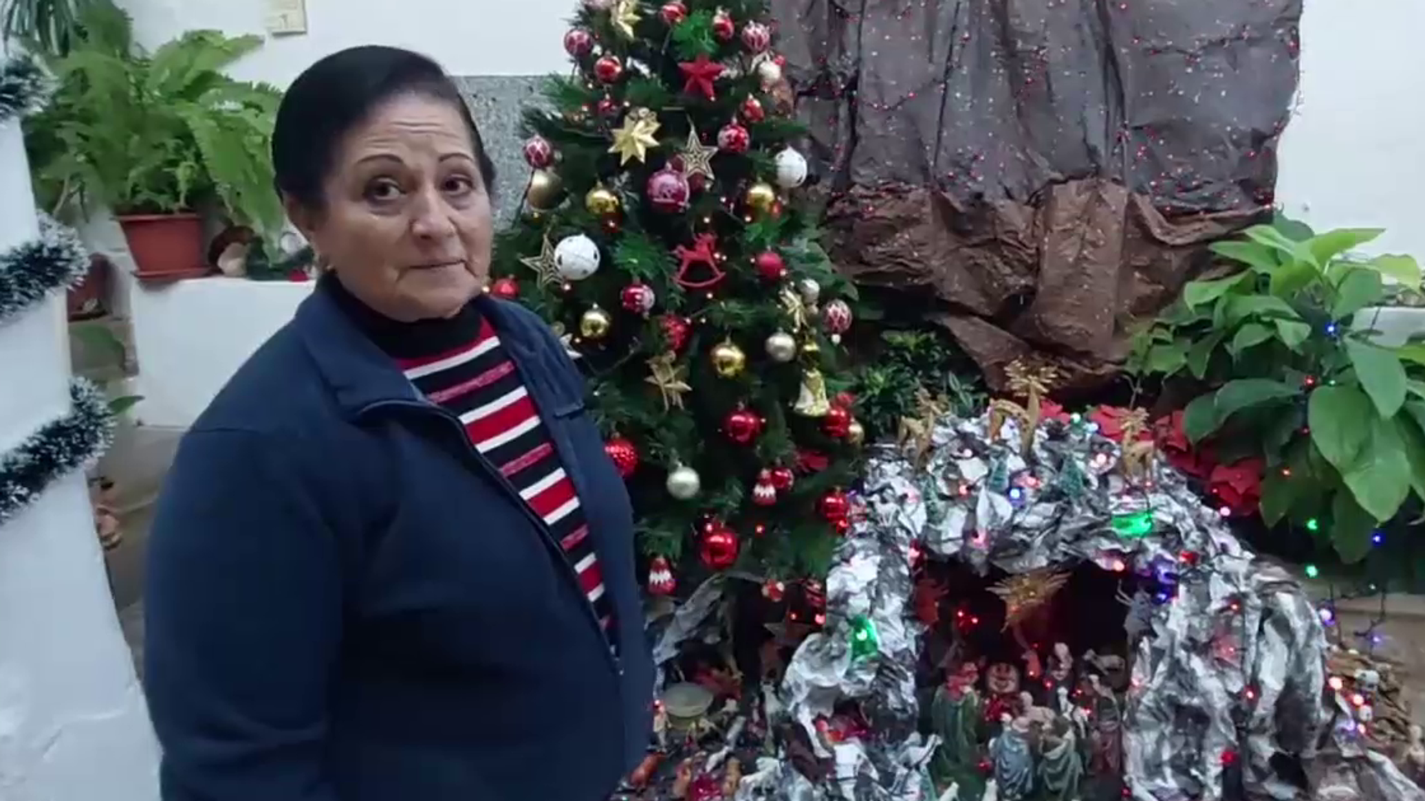 مواطنة لبنانية تحيي عيد الميلاد في مدينتها صور بعد رحلة نزوح طويلة... فيديو