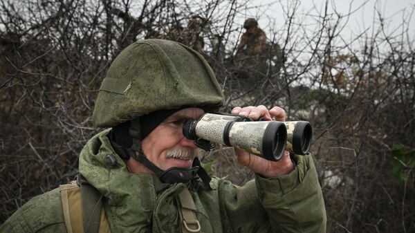 عضو طاقم المنطقة العسكرية المركزية، فيكتور بليشكوف، في اتجاه محور كراسنوارميسكي في منطقة العملية العسكرية الخاصة - سبوتنيك عربي