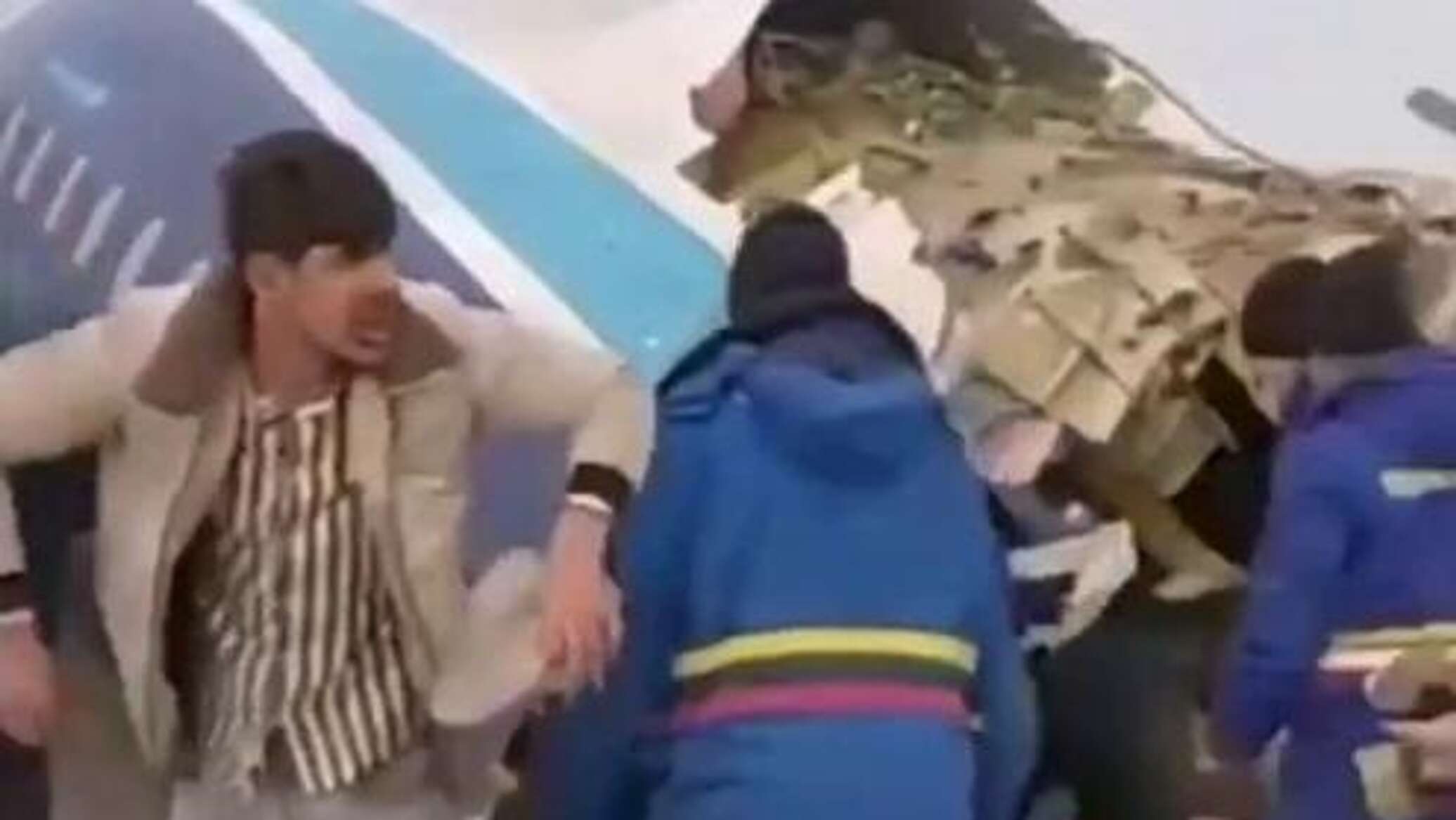 مشاهد "درامية" للخظة خروج الناجين من الطائرة الأذربيجانية المنكوبة... فيديو