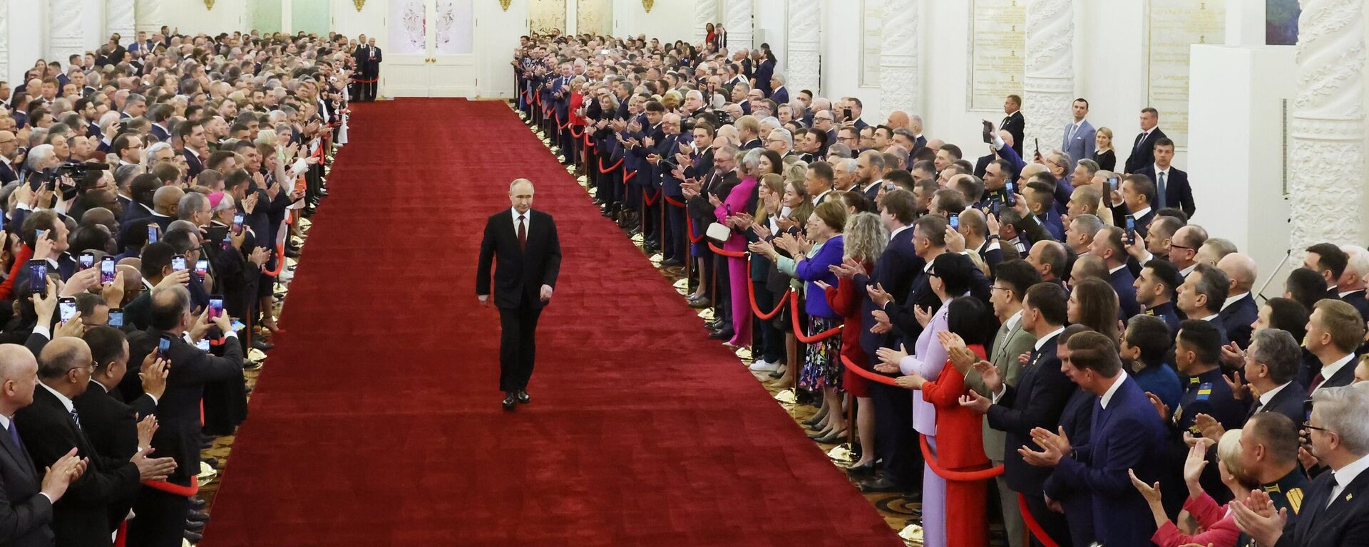 الرئيس الروسي المنتخب فلاديمير بوتين قبل حفل تنصيبه في الكرملين - سبوتنيك عربي, 1920, 10.02.2025