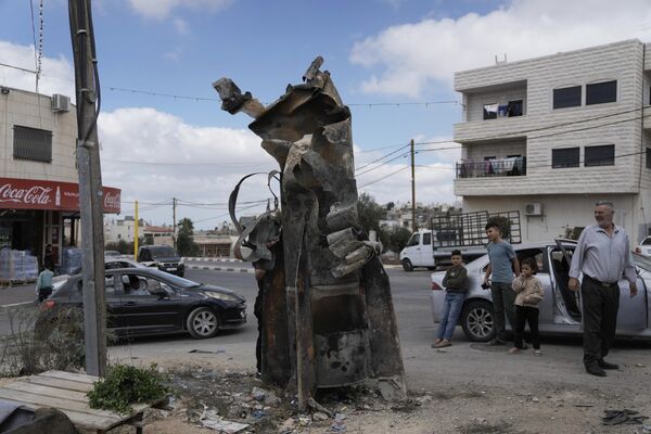 فلسطينيون يتفقدون حطام صاروخ إيراني اعترضته إسرائيل في مدينة الخليل. - سبوتنيك عربي