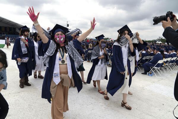 طلاب جامعة جورج واشنطن يشاركون في مظاهرة مؤيدة للفلسطينيين - سبوتنيك عربي