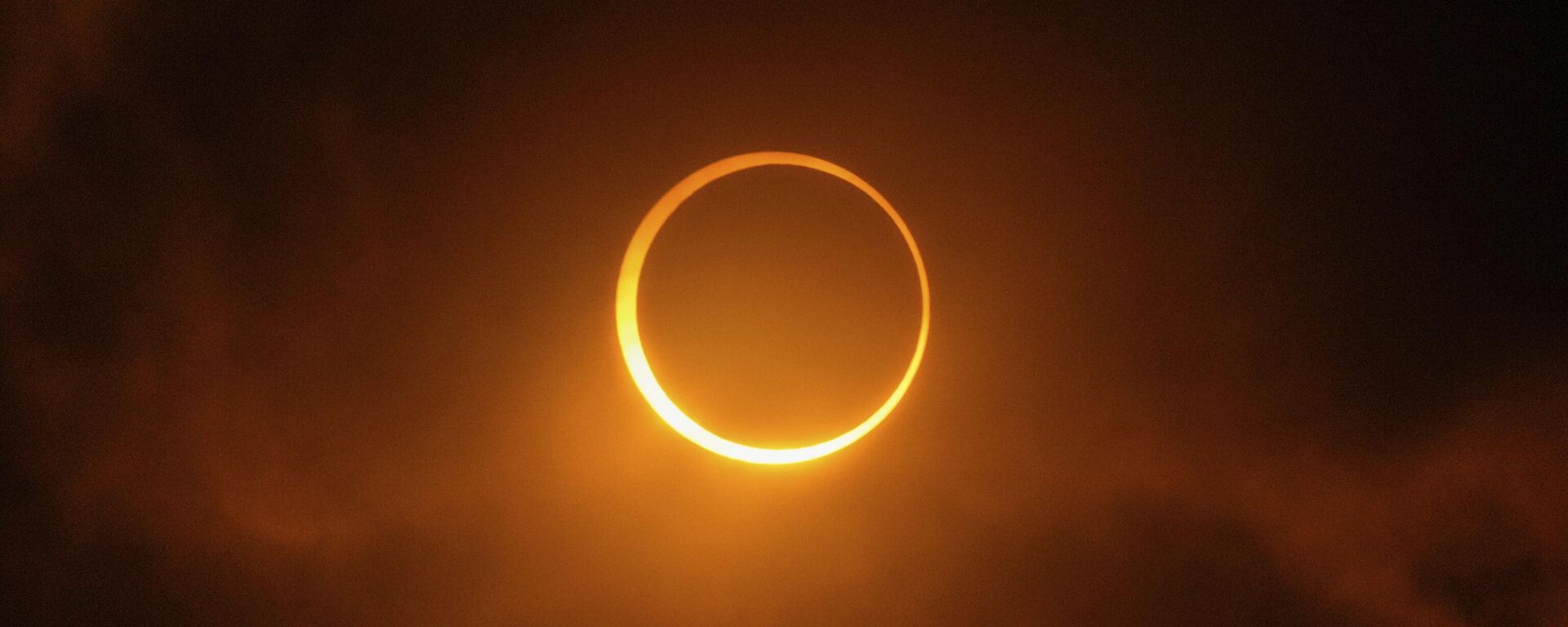 القمر يمر أمام الشمس أثناء كسوف الشمس في بويرتو سان جوليان، الأرجنتين - سبوتنيك عربي, 1920, 02.02.2025