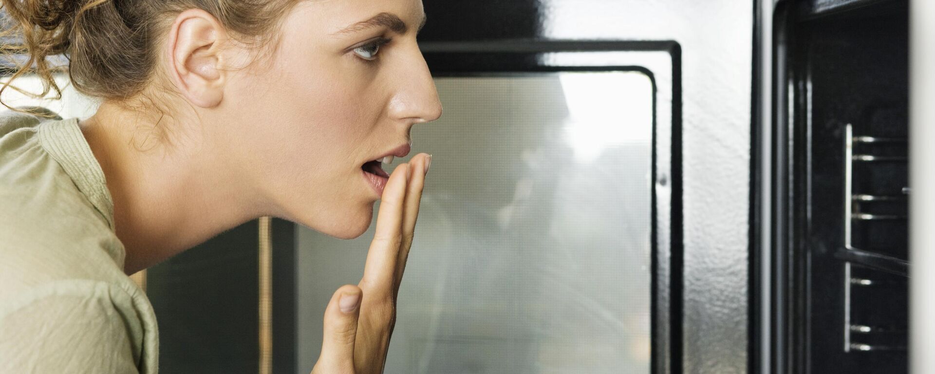 صورة لإمراة تضع طعاما في الميكرويف صورة لإمراة تضع طعاما في الميكرويف - سبوتنيك عربي, 1920, 25.12.2024