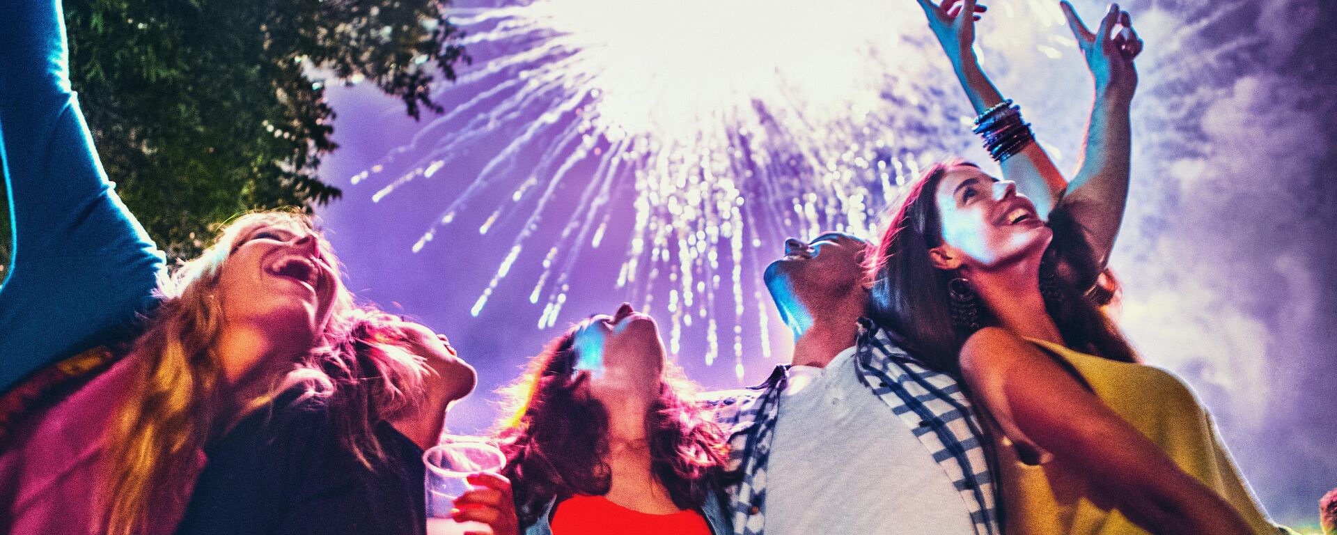 صورة لأشخاص يحتفلون مع الألعاب النارية - سبوتنيك عربي, 1920, 25.12.2024