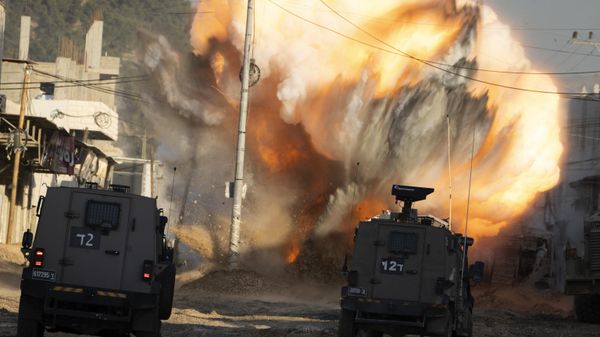جنود إسرائيليون يفجرون عبوة ناسفة زرعها مسلحون فلسطينيون خلال توغل عسكري إسرئيلي في مخيم نور شمس للاجئين قرب مدينة طولكرم بالضفة الغربية، يوم الثلاثاء 24 ديسمبر 2024. - سبوتنيك عربي