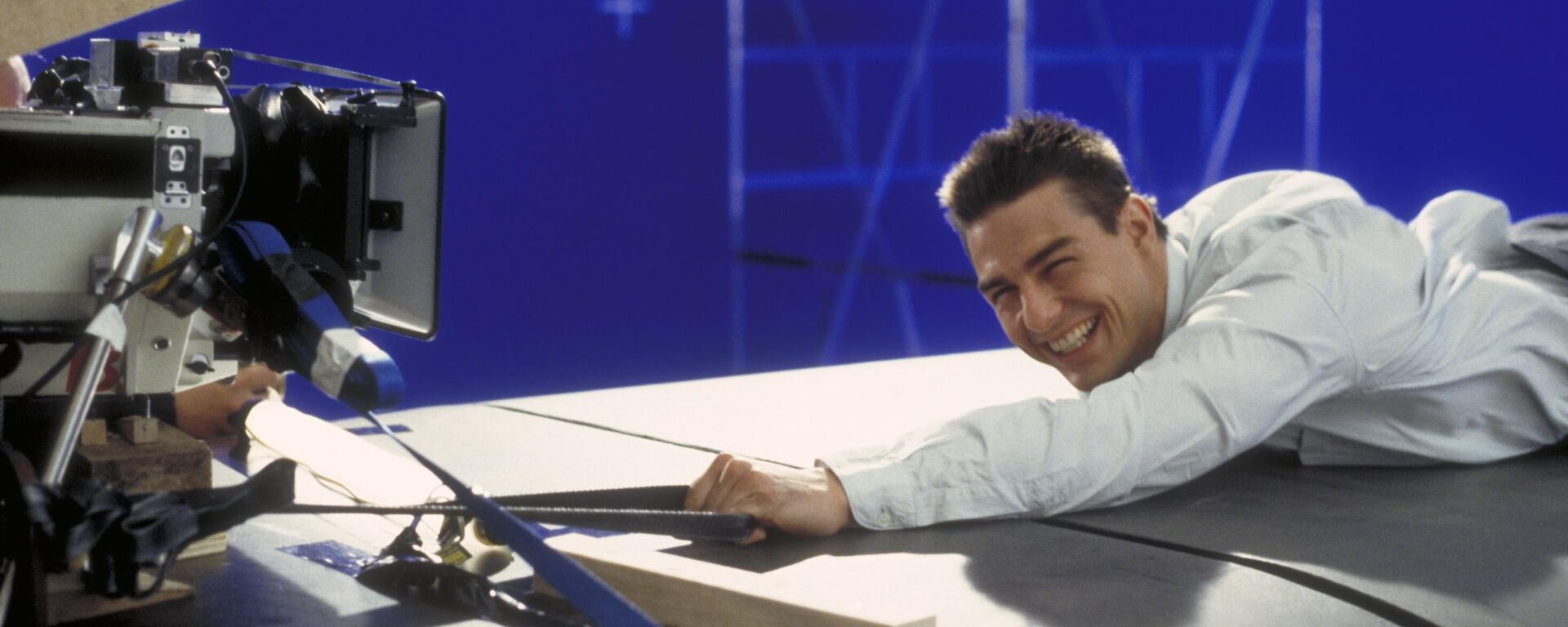 Актер Том Круз в роли Итана Ханта на съемках сцены для фильма Миссия невыполнима в студии, 1995 год - سبوتنيك عربي, 1920, 28.12.2024