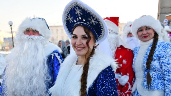 Участники парада Дедов Морозов и Снегурочек в рамках фестиваля Елки Забайкалья в Чите - سبوتنيك عربي