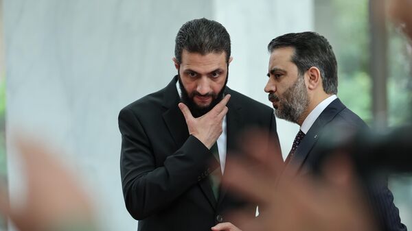 زعيم الإدارة السورية الجديدة، أحمد الشرع أبو محمد الجولاني ينتظر وصول وزير الخارجية التركي هاكان فيدان في دمشق 22 كانون الأول (ديسمبر) 2024 - سبوتنيك عربي