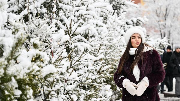 Девушка фотографируется на Манежной площади в Москве - سبوتنيك عربي
