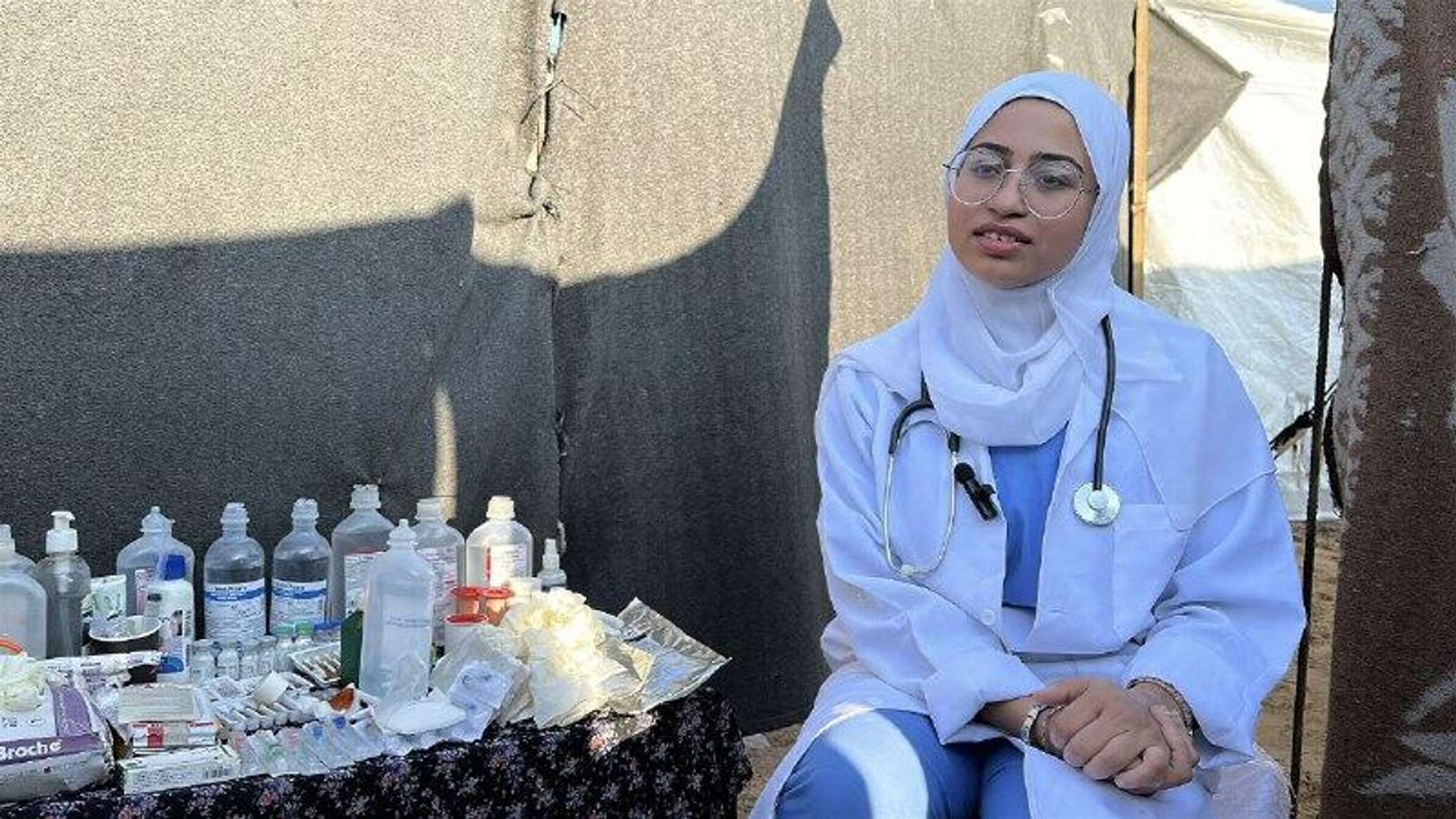 ممرضة فلسطينية تطلق مبادرة لعلاج النازحين داخل الخيام في قطاع غزة