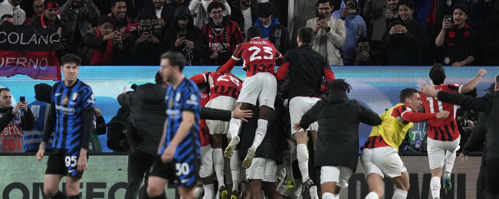 نادي ميلان يتوج بلقب كأس السوبر الإيطالي بعد فوزه على إنتر ميلان 3-2 على ملعب الأول بارك في المملكة العربية السعودية - سبوتنيك عربي, 1920, 06.01.2025