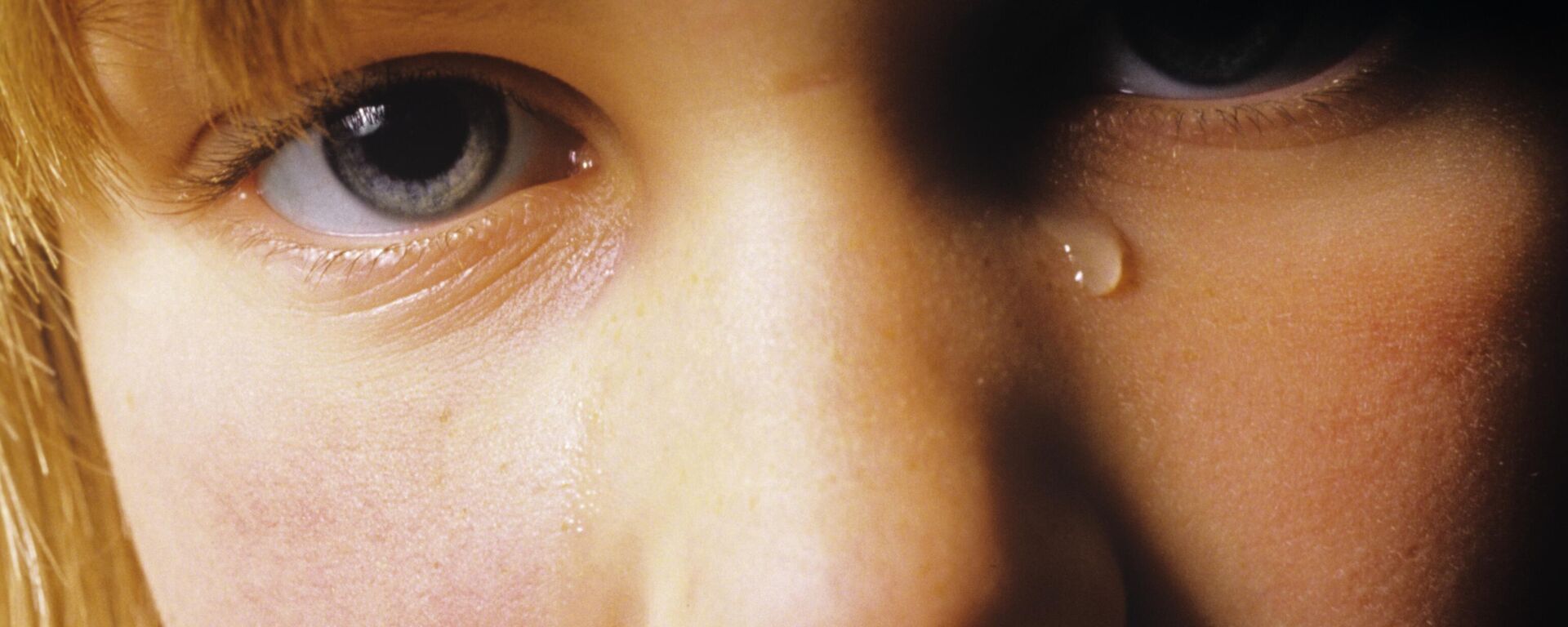 فتاة تبكي والدموع تنهمر على خديها - سبوتنيك عربي, 1920, 07.01.2025