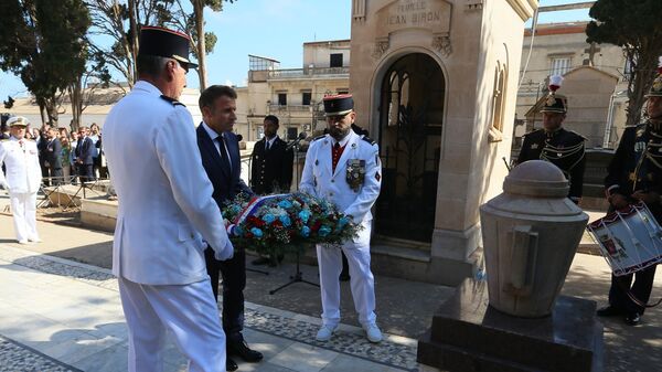 الرئيس الفرنسي إيمانويل ماكرون يزور مقابر الطوائف المسيحية واليهودية في الجزائر العاصمة 26 أغسطس 2022. - سبوتنيك عربي