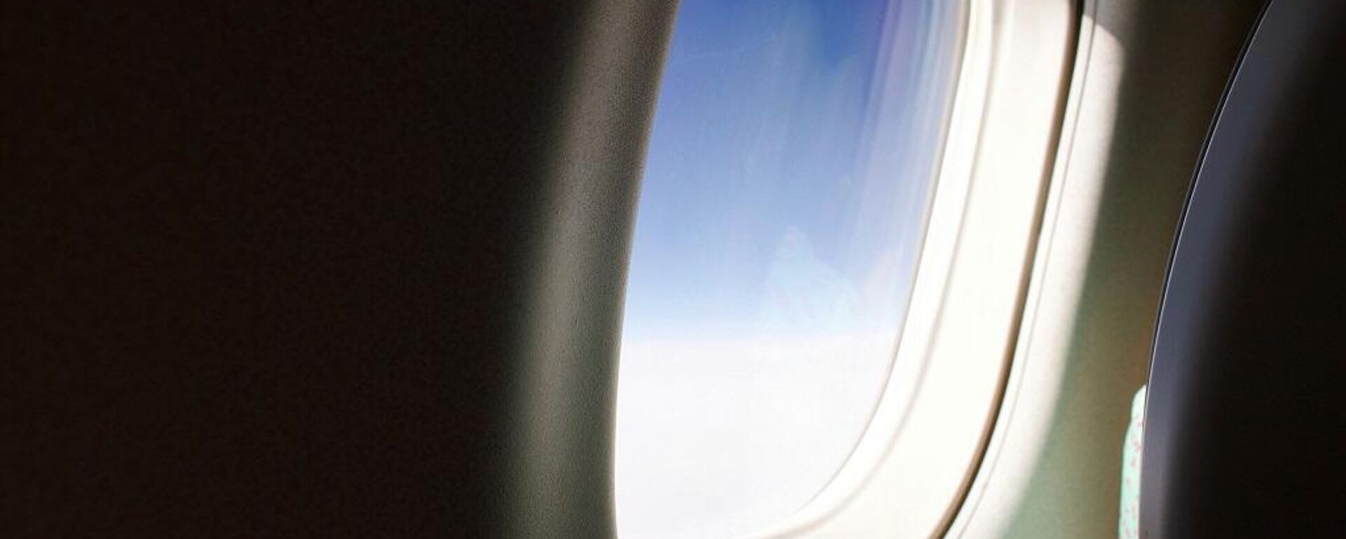 نافذة في طائرة ركاب - سبوتنيك عربي, 1920, 14.07.2025
