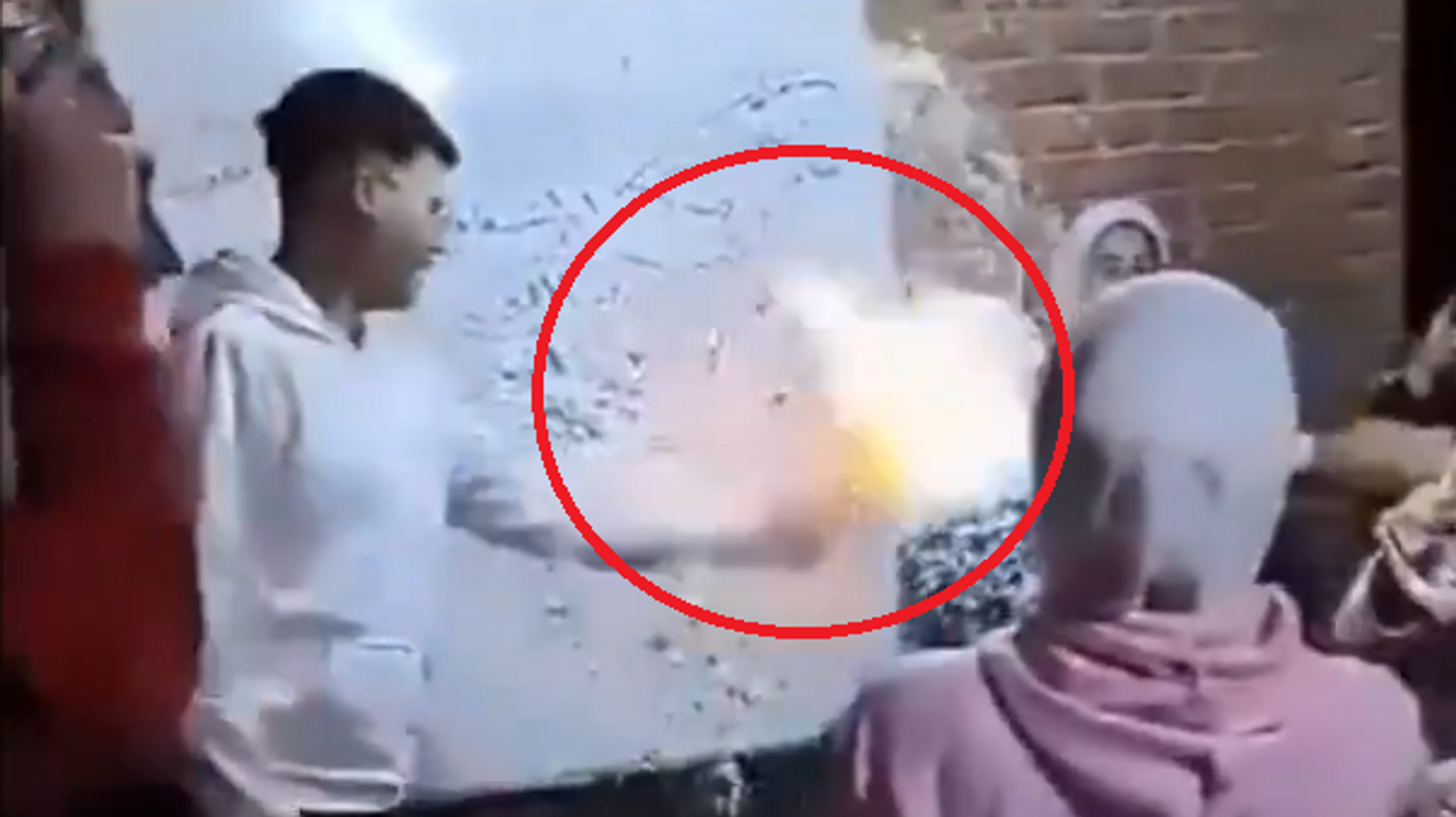 طالب يشعل رأس مدرسته العربية... فيديو