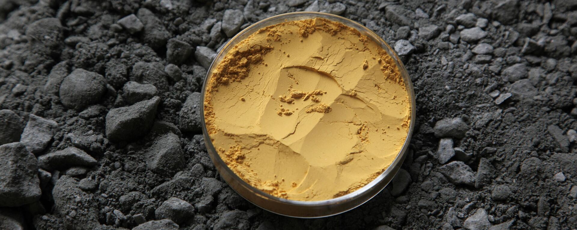 صورة للكعكة الصفراء من داخل منجم للهن، حيث يعطي 100 كيلوغرام من خام اليورانيوم 37 جرامًا فقط من الكعكة الصفراء.  - سبوتنيك عربي, 1920, 18.04.2025