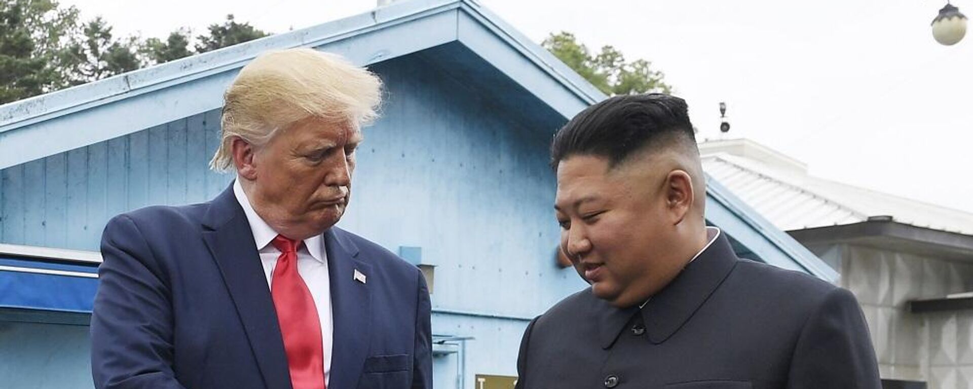 زعيم جمهورية كوريا الديمقراطية، كيم جونغ أون، والرئيس الأمريكي، دونالد ترامب، يتصافحان في المنطقة منزوعة السلاح، كوريا الجنوبية، 30 يونيو/ حزيران 2019 - سبوتنيك عربي, 1920, 27.10.2025