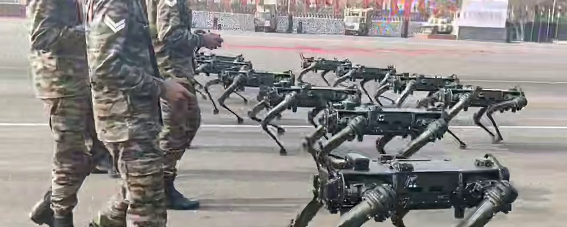 روبوتات ترافق دبابات تي 90 بيشما في عرض عسكري مثير للجيش الهندي - سبوتنيك عربي, 1920, 15.01.2025