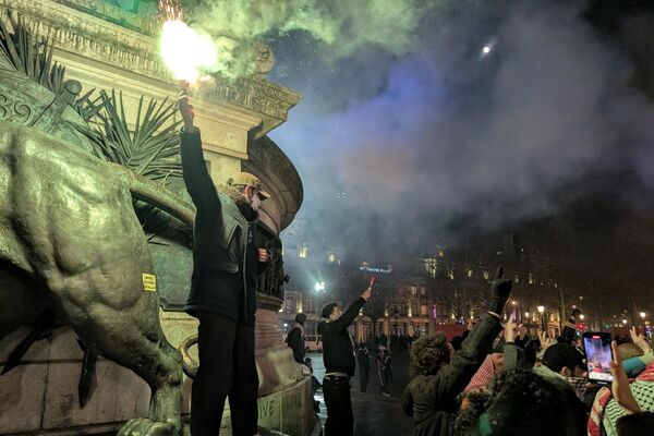 مواطنون يتجمعون في ساحة الجمهورية للاحتفال باتفاق وقف إطلاق النار في غزة بين &quot;حماس&quot; وإسرائيل في باريس، فرنسا. - سبوتنيك عربي