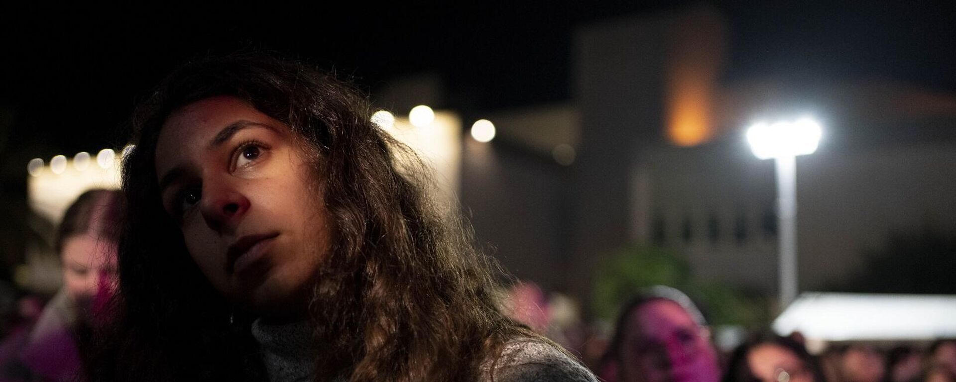 ناس يتجمعون في مسيرة لإطلاق سراح المحتجزين لدى حركة حماس الفلسطينية في قطاع غزة، في تل أبيب، إسرائيل، 14 يناير/ كانون الثاني 2025 - سبوتنيك عربي, 1920, 16.01.2025