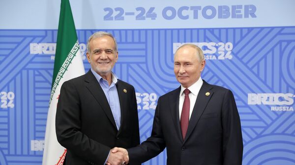 الرئيس الروسي فلاديمير بوتن مع الرئيس الإيراني مسعود بزشكيان - سبوتنيك عربي