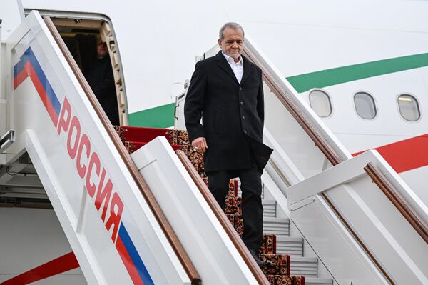 الرئيس الإيراني مسعود بزشكيان، يصل إلى العاصمة الروسية موسكو، في زيارة عمل - سبوتنيك عربي