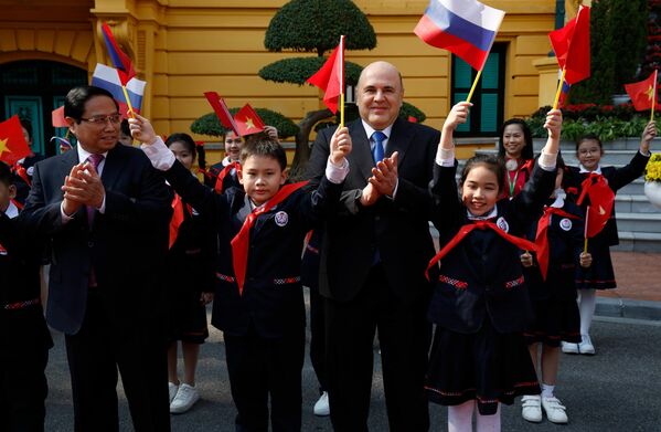 رئيس الوزراء الروسي ميخائيل ميشوستين، ورئيس الوزراء الفيتنامي فام مينه ترينه، في حفل الترحيب الرسمي في هانوي. - سبوتنيك عربي