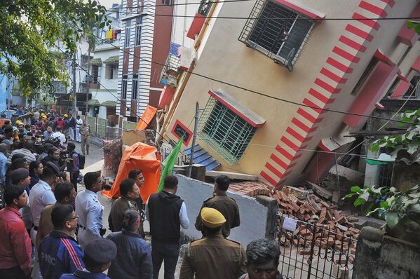 انهيار الطابق الأرضي لمبنى مكون من أربعة طوابق، ما أدى إلى إمالة المبنى بشكل خطير في باغاجاتين، الهند. - سبوتنيك عربي