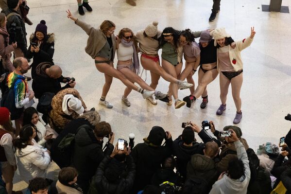 مجموعة من الناس يلتقطون صورة في محطة واترلو، أثناء مشاركتهم في رحلة مترو الأنفاق السنوية من دون سراويل في لندن. - سبوتنيك عربي