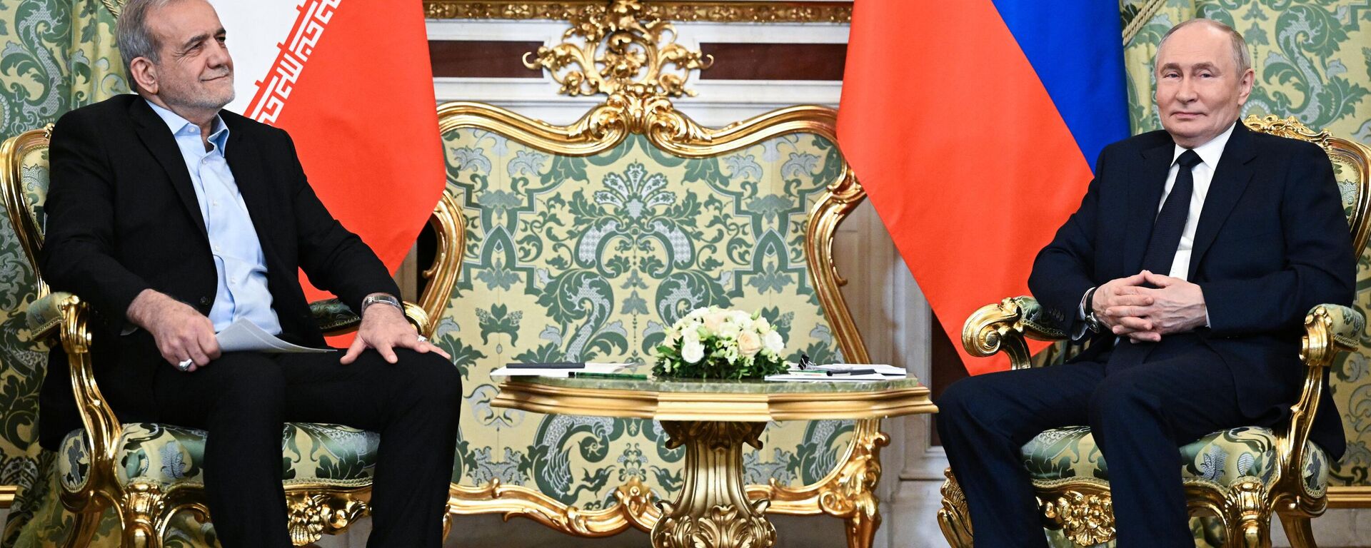 لقاء بين الرئيس الروسي فلاديمير بوتين، والرئيس الإيراني مسعود بيزشكيان. - سبوتنيك عربي, 1920, 17.01.2025