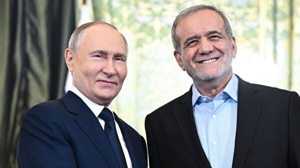 لقاء بين الرئيس الروسي فلاديمير بوتين، والرئيس الإيراني مسعود بيزشكيان. - سبوتنيك عربي