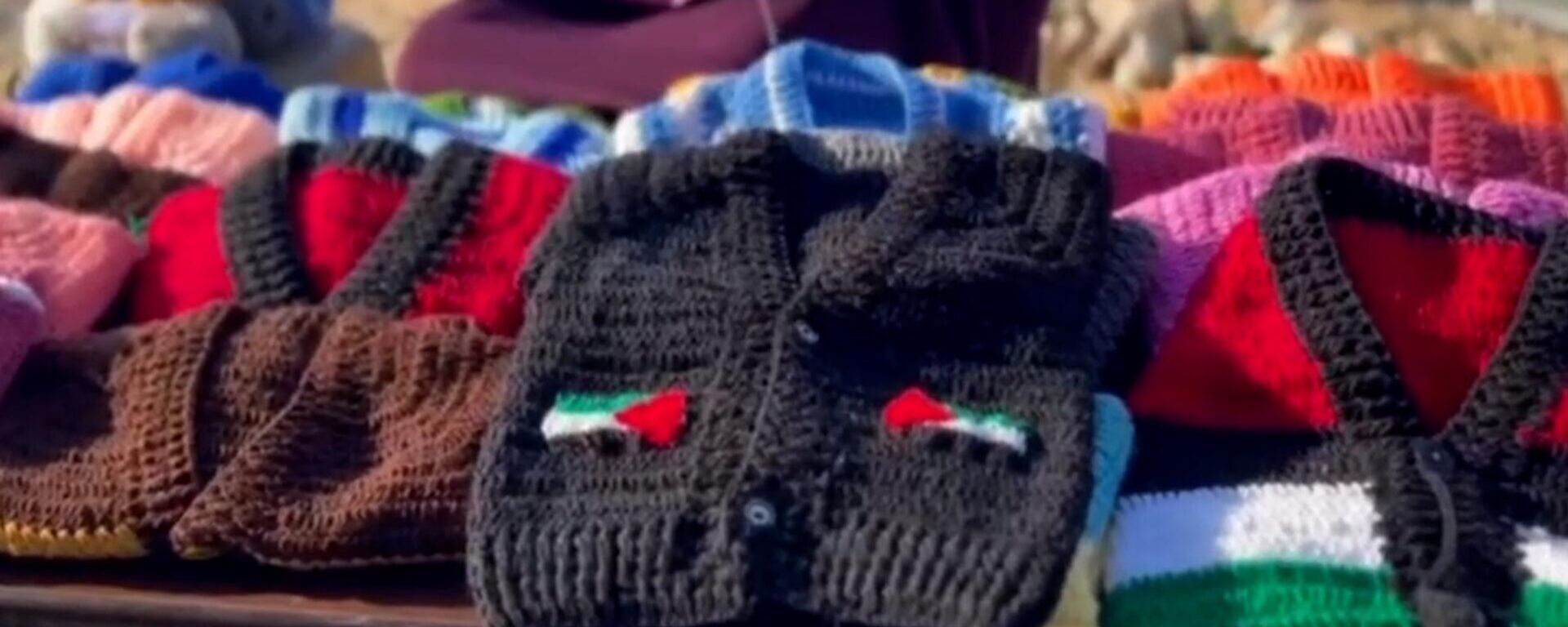  فلسطينية تصنع ملابس الصوف للأطفال النازحين في قطاع غزة - سبوتنيك عربي, 1920, 17.01.2025