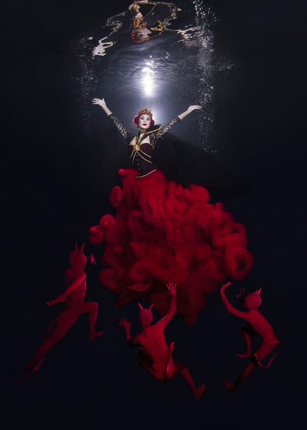 صورة بعنوان "عاشت الملكة"، مستوحاة من شخصية الملكة الشريرة، التي رفعتها شياطينها، من قصة "سنو وايت" الخيالية. صورة بعنوان "عاشت الملكة"، مستوحاة من شخصية الملكة الشريرة، التي رفعتها شياطينها، من قصة "سنو وايت" الخيالية. - سبوتنيك عربي