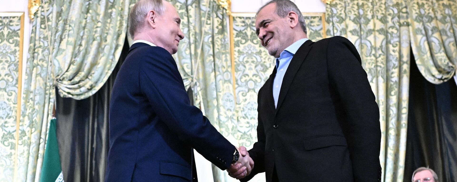 لقاء بين الرئيس الروسي فلاديمير بوتين، والرئيس الإيراني مسعود بيزشكيان - سبوتنيك عربي, 1920, 18.01.2025