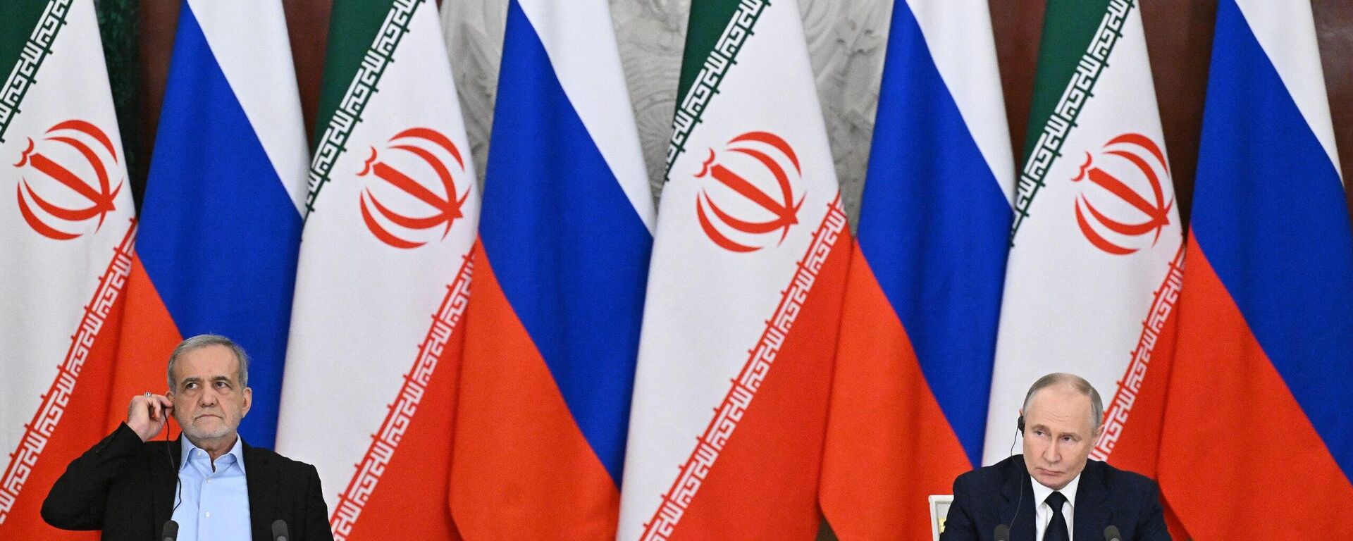 الرئيس الروسي فلاديمير بوتين، ونظيره الإيراني مسعود بزشكيان، خلال توقيع  اتفاقية جديدة للشراكة الاستراتيجية الشاملة بين روسيا وإيران.
 - سبوتنيك عربي, 1920, 08.04.2025