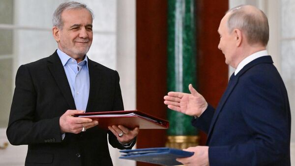 الرئيس الروسي فلاديمير بوتين، ونظيره الإيراني مسعود بزشكيان، خلال توقيع  اتفاقية جديدة للشراكة الاستراتيجية الشاملة بين روسيا وإيران.
 - سبوتنيك عربي