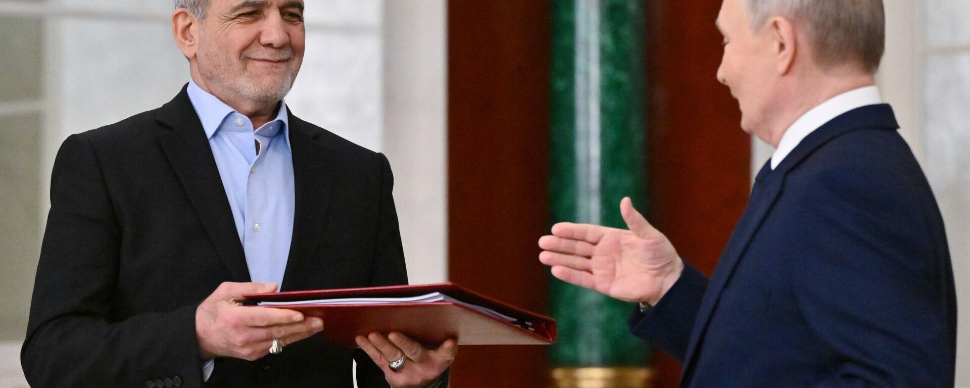 الرئيس الروسي فلاديمير بوتين، ونظيره الإيراني مسعود بزشكيان، خلال توقيع  اتفاقية جديدة للشراكة الاستراتيجية الشاملة بين روسيا وإيران.
 - سبوتنيك عربي, 1920, 01.09.2025