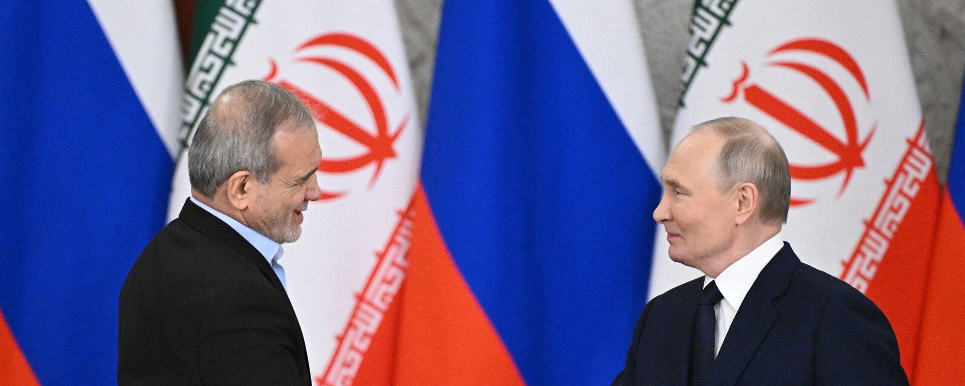 الرئيس الروسي فلاديمير بوتين، ونظيره الإيراني مسعود بزشكيان، خلال توقيع  اتفاقية جديدة للشراكة الاستراتيجية الشاملة بين روسيا وإيران.
 - سبوتنيك عربي, 1920, 25.06.2025