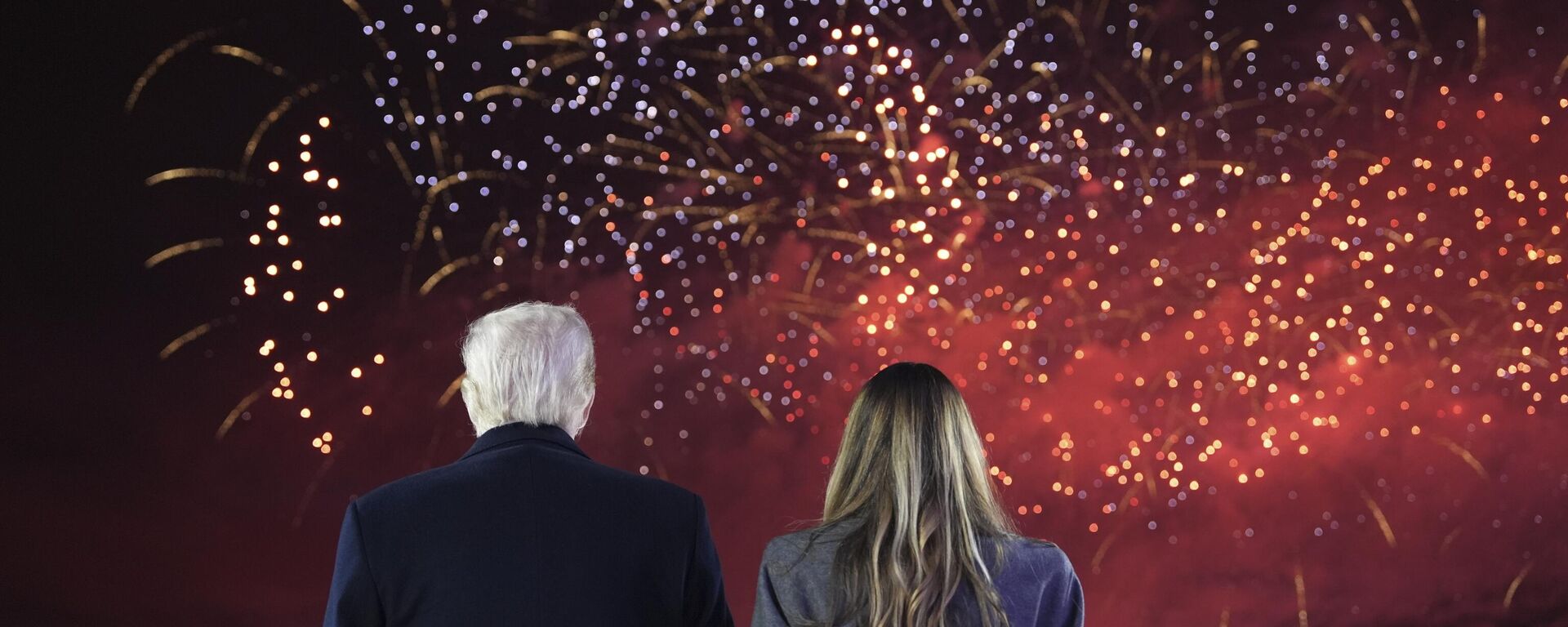 الرئيس الأمريكي المنتخب دونالد ترامب وميلانيا ترامب وعائلته يشاهدون الألعاب النارية في نادي ترامب الوطني للغولف - سبوتنيك عربي, 1920, 19.01.2025